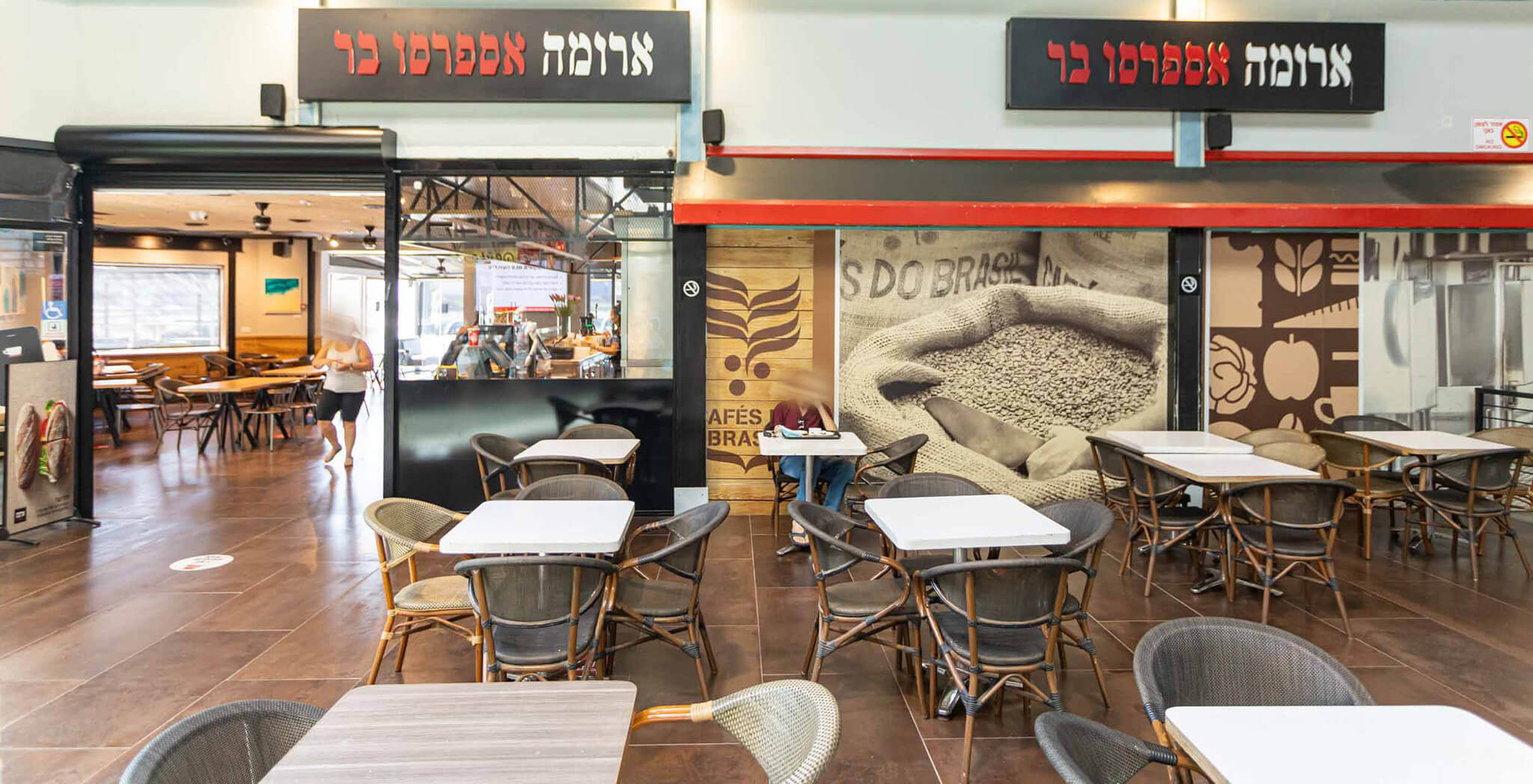 אזור ישיבה חיצוני וכניסה לסניף עיו המפרץ
