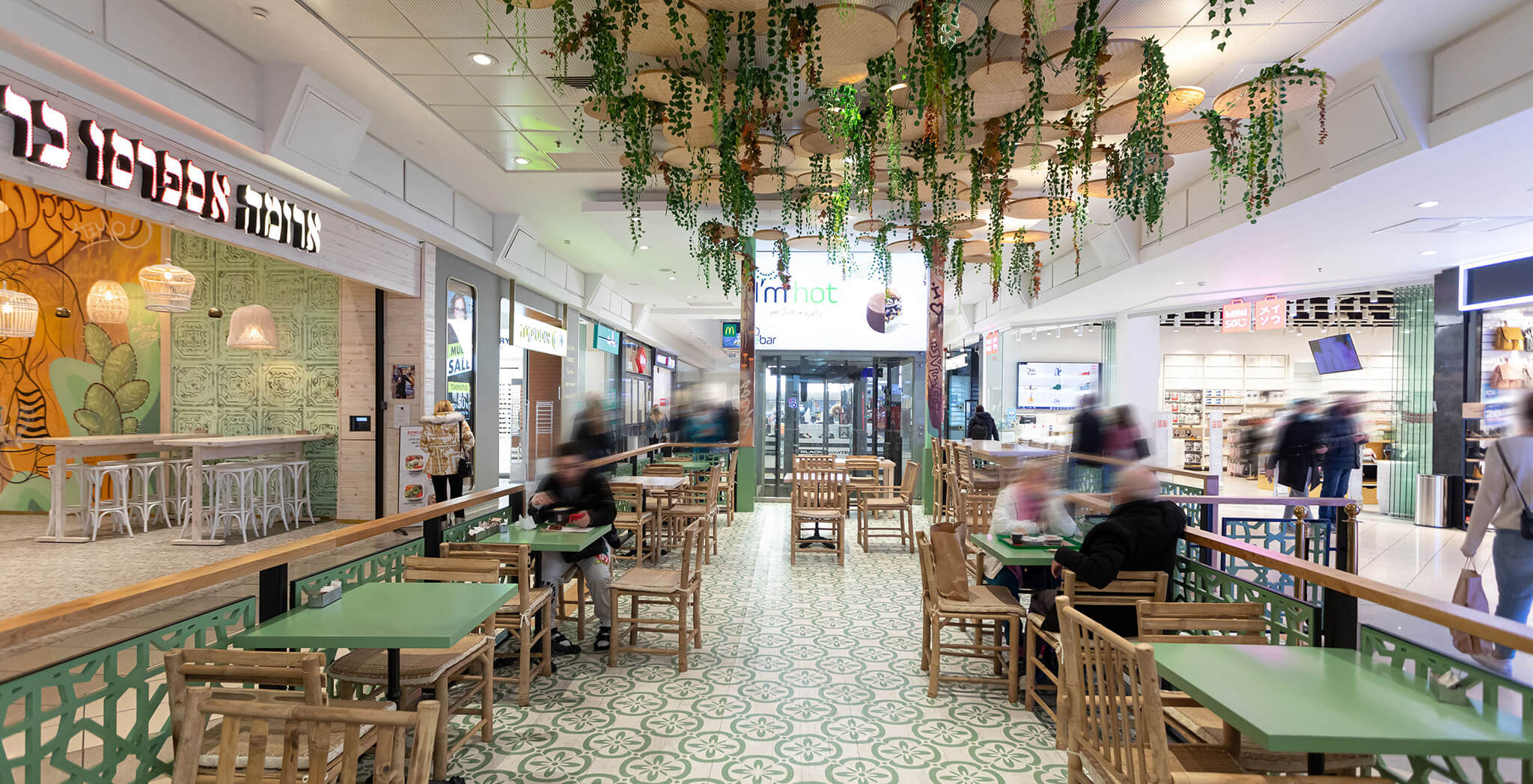 Internal seating area Ayalon Mall branch