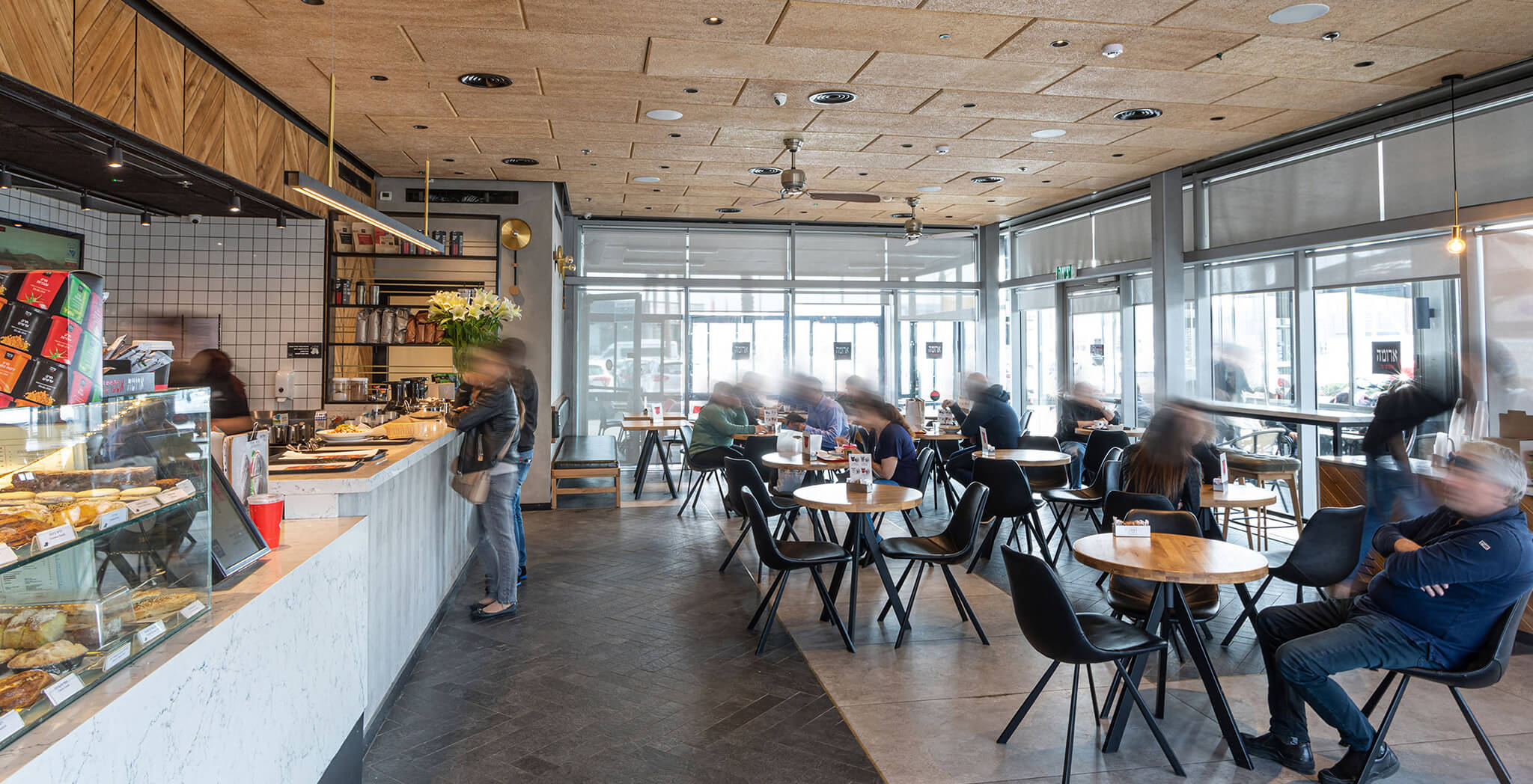 Central seating area and counter of the Big Kiryat Ata branch