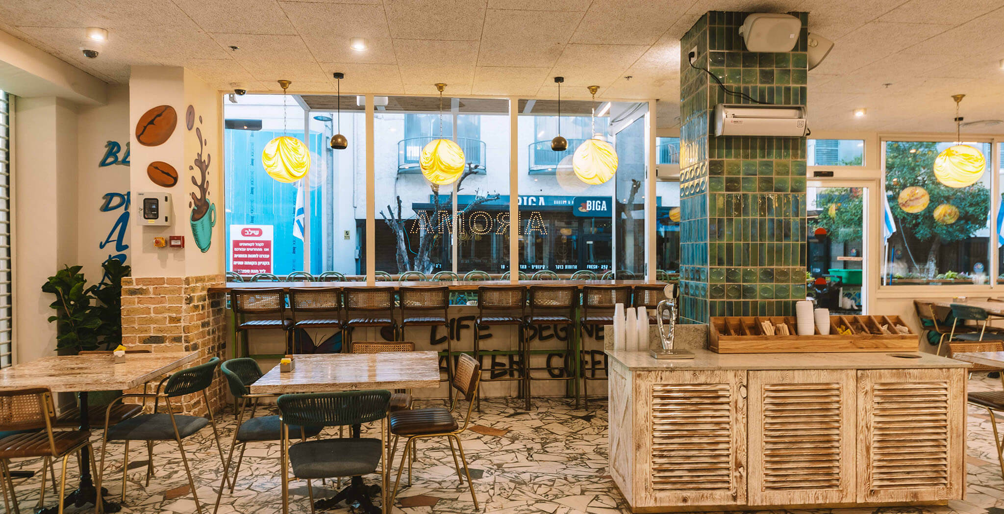 אזור ישיבה בחלל הפנימי ודלפק הזמנות, סניף הקריון
