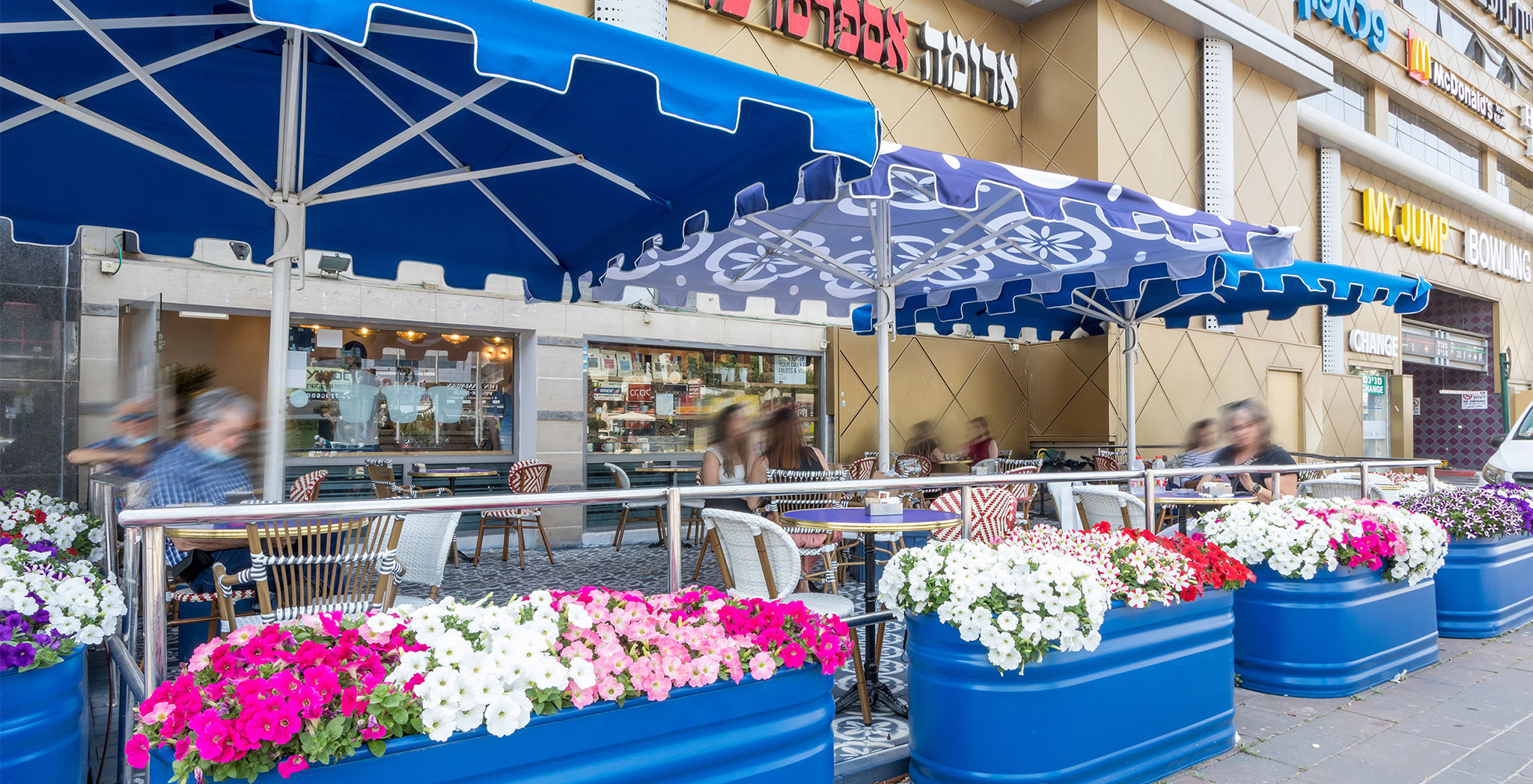 Outdoor seating area Renanim Mall branch