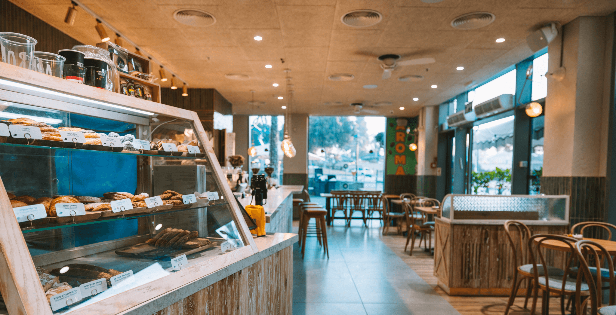 עמדת מאפים ואזור ישיבה פנימי בסניף קניון באר יעקב