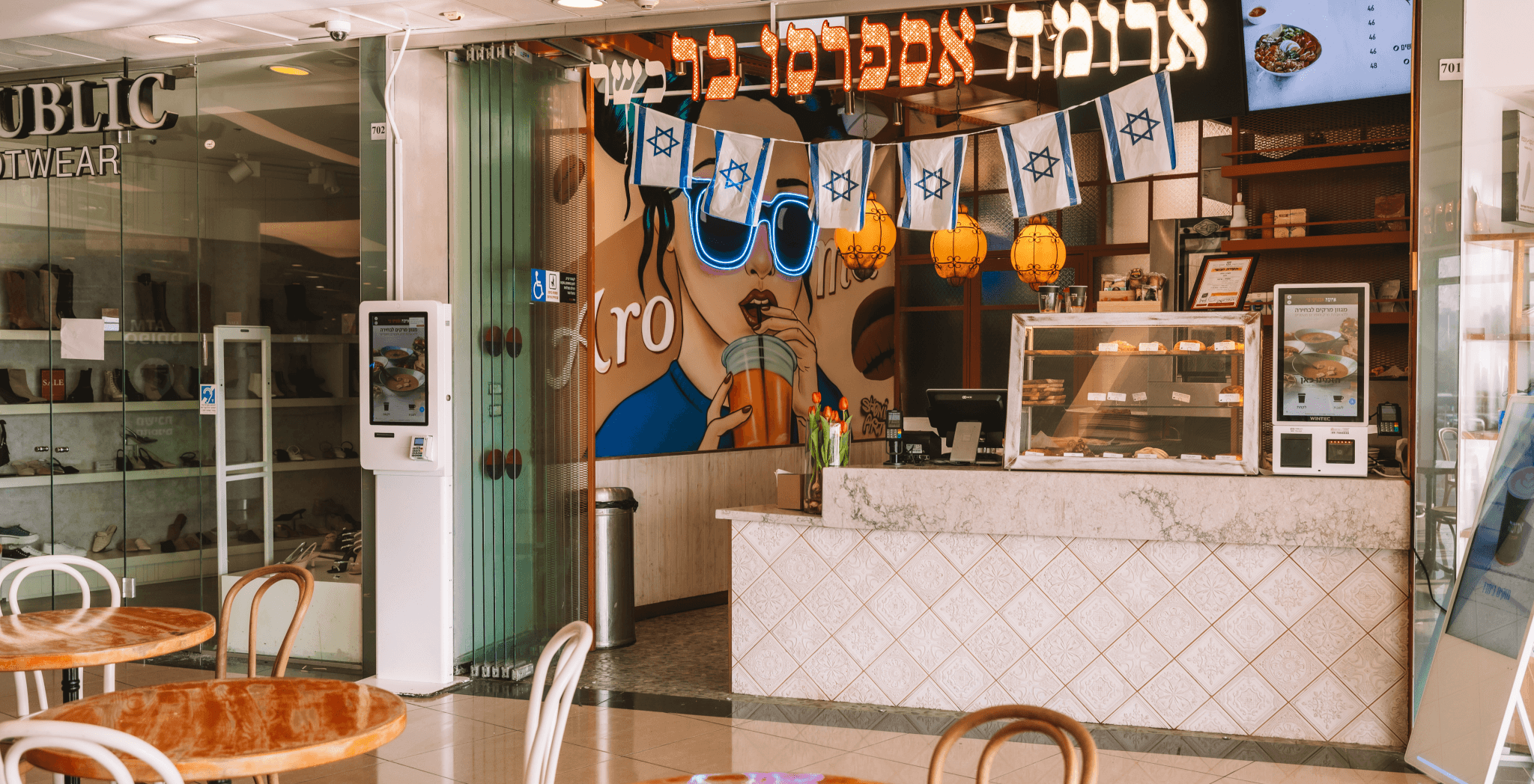 אזור ישיבה פנימי ודלפק הזמנות בסניף קניון הזהב