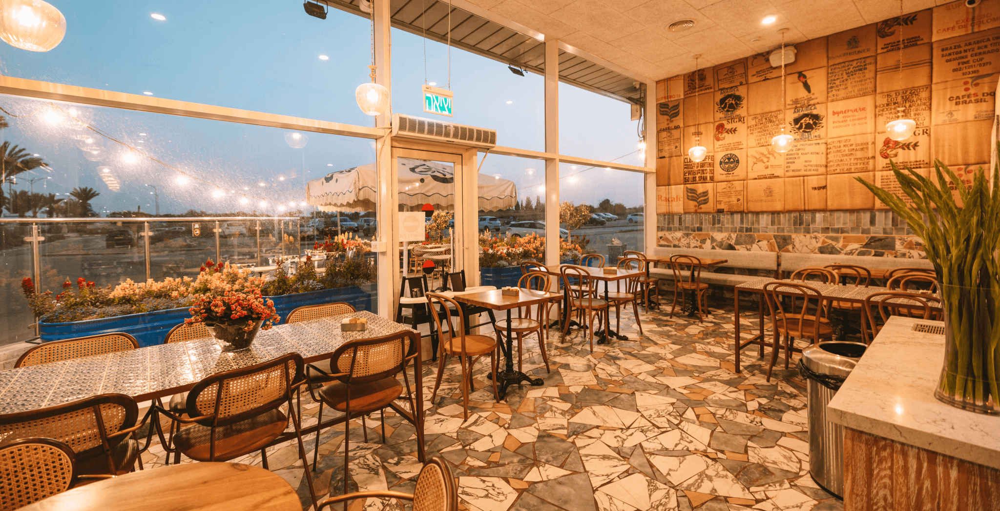 אזור ישבה פנימי בסניף שער סילבר אשקלון