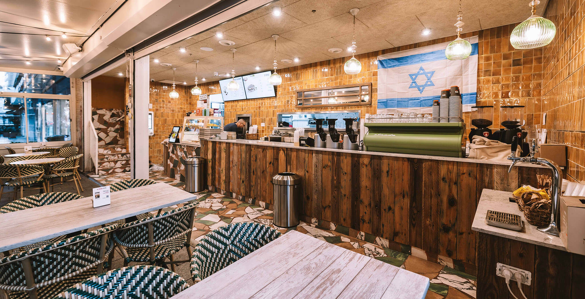אזור ישיבה פנימי ודלפק הזמנות בסניף לונדון מינסטור בתל אביב