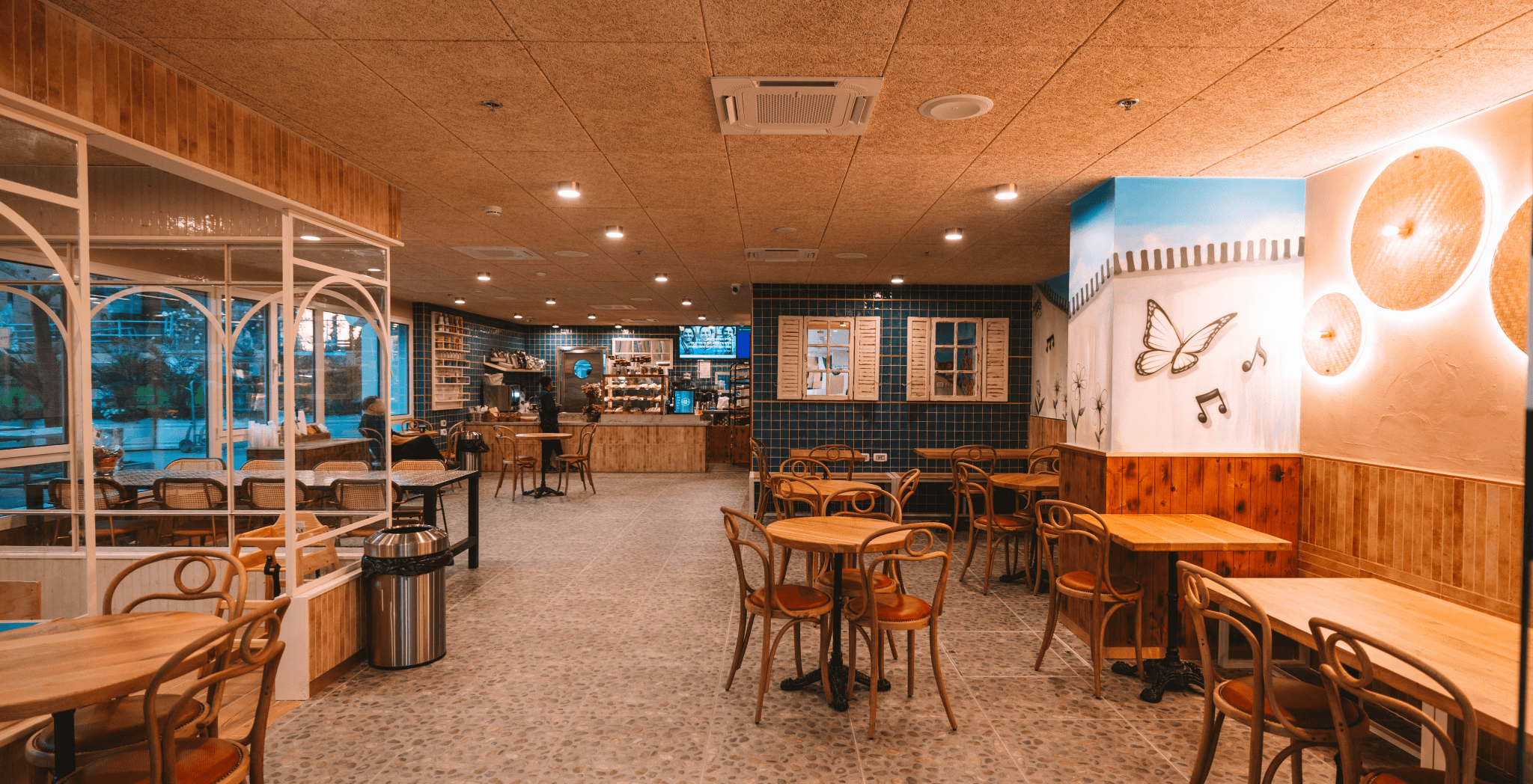 ציור קיר ואזור ישיבה פנימי בסניף בית חולים ספרא תל השומר